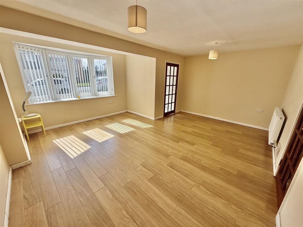 Property photo 2 of 15 Lounge