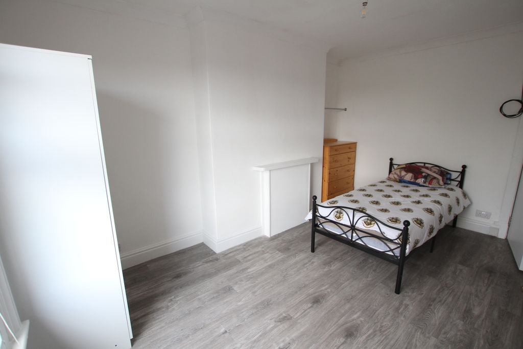 Property photo 3 of 9 Room 5