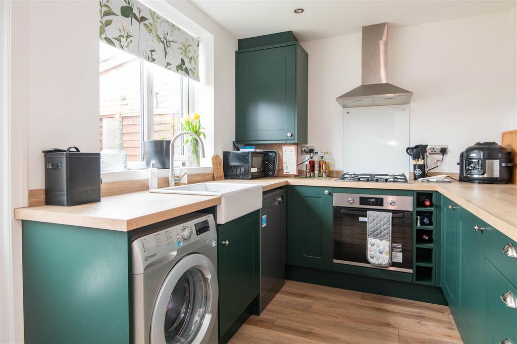 Property photo 3 of 18 Kitchen