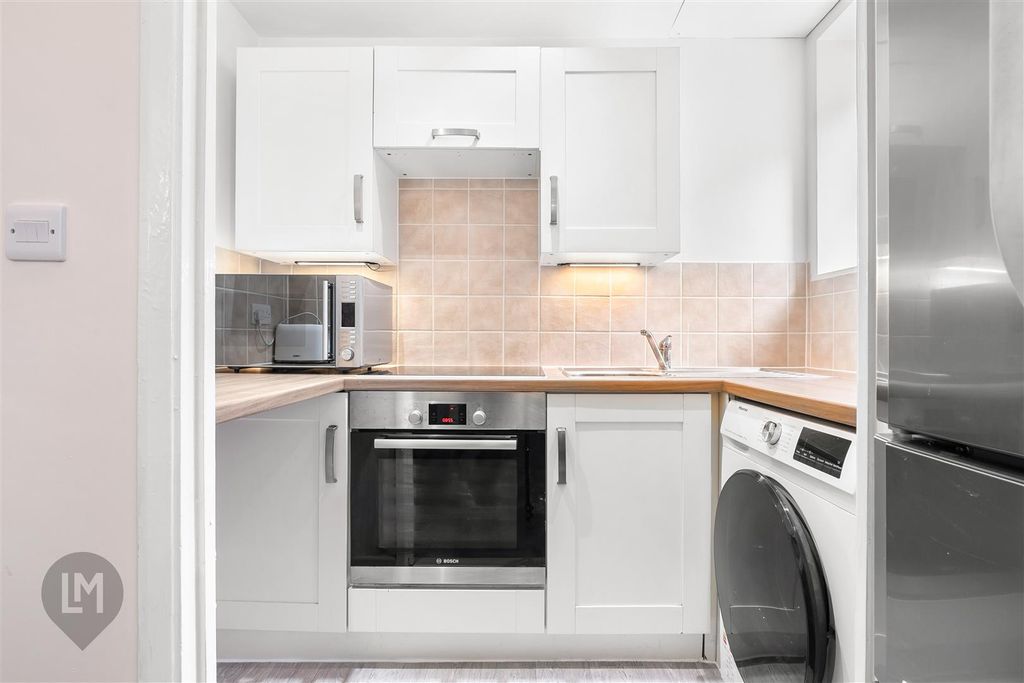 Property photo 3 of 7 Kitchen