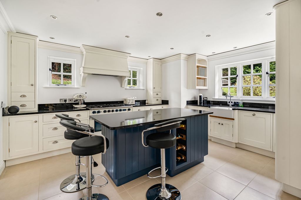 Property photo 3 of 31 Kitchen