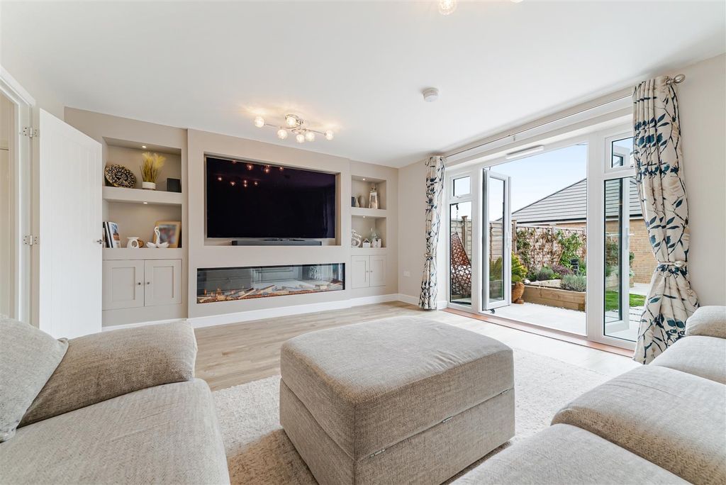 Property photo 1 of 19 Lounge