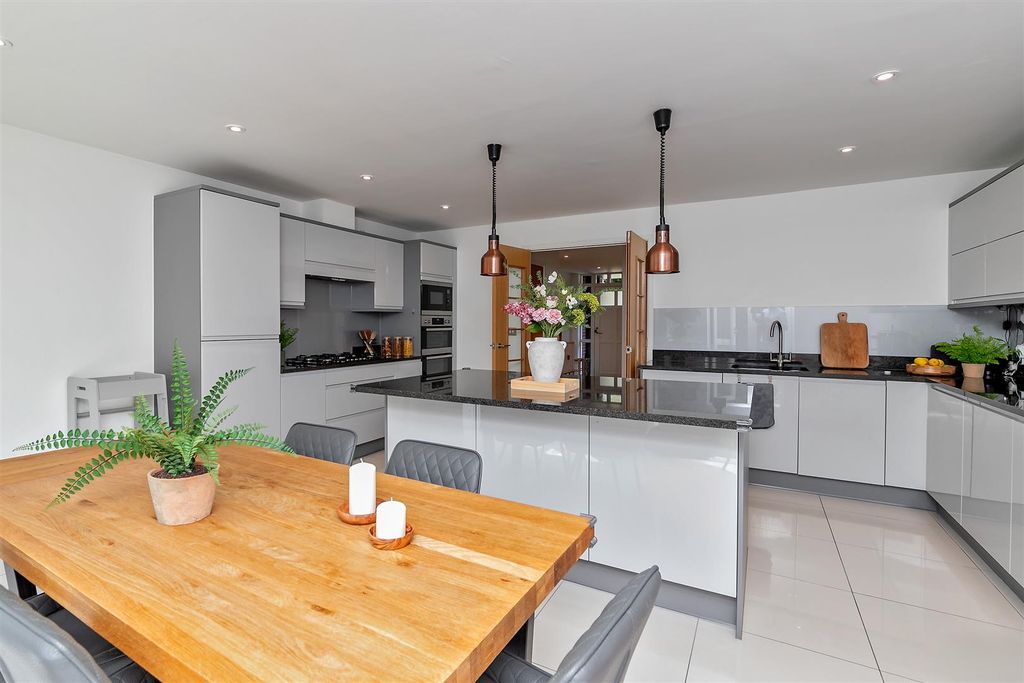 Property photo 3 of 18 5Oaktreegardens-33.Jpg