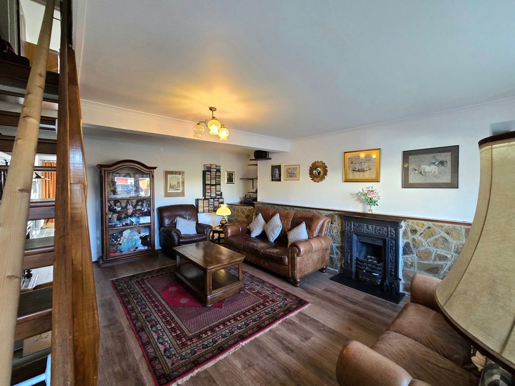 Property photo 3 of 25 Lounge