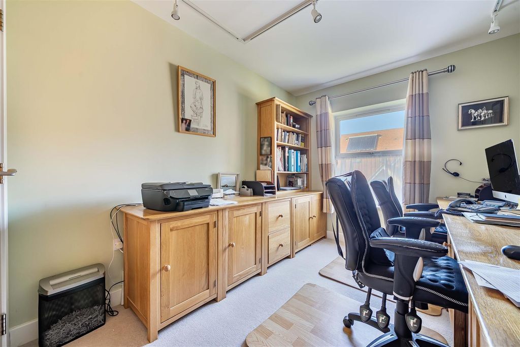 Additional image 5 of 2 bed flat for sale15 King George's Drive, Liphook GU30