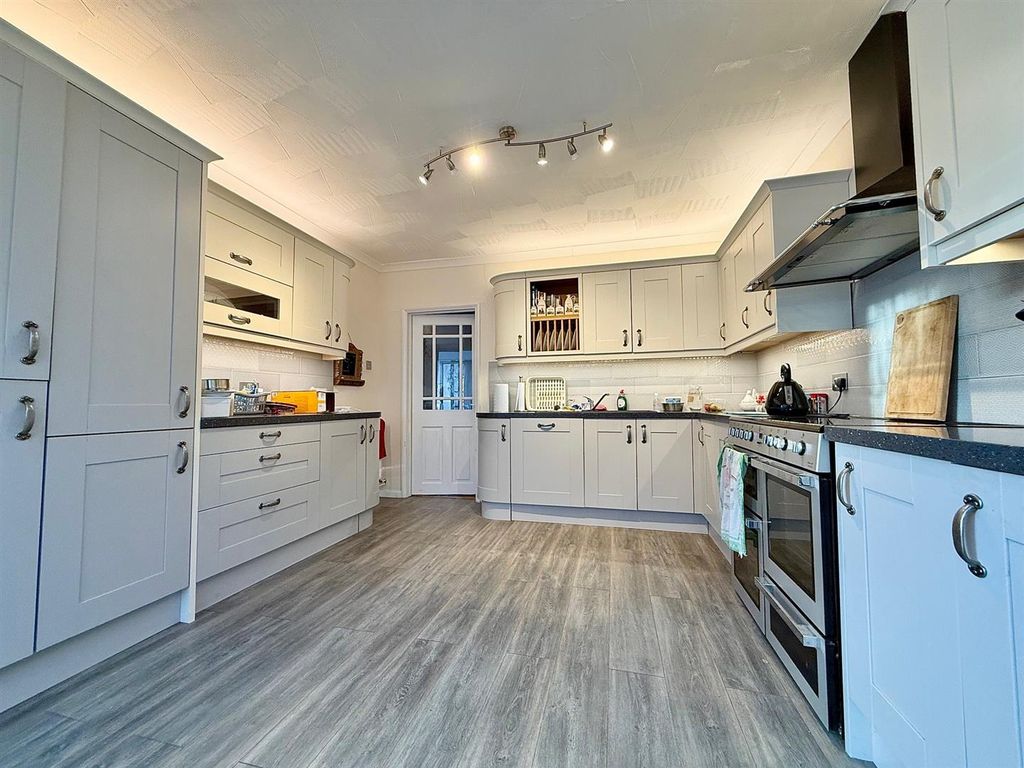 Property photo 3 of 22 Kitchen/Garden Room