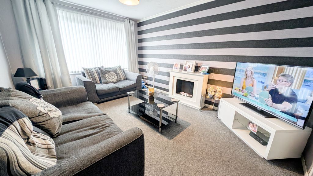 Property photo 3 of 10 Lounge
