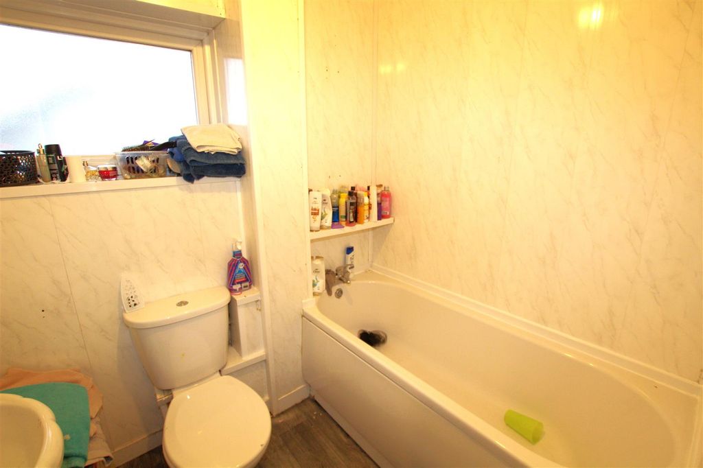 Property photo 3 of 9 Bathroom.Jpg