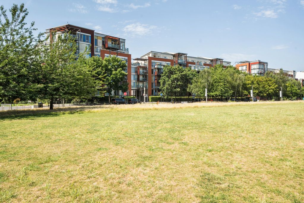 Property photo 2 of 24 1484684-2-6A3E641...