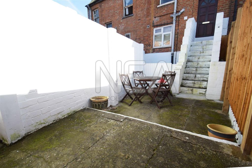 Property photo 3 of 10 Courtyard