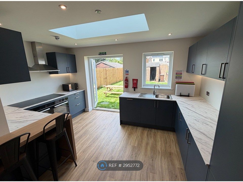 Property photo 2 of 6 Kitchen