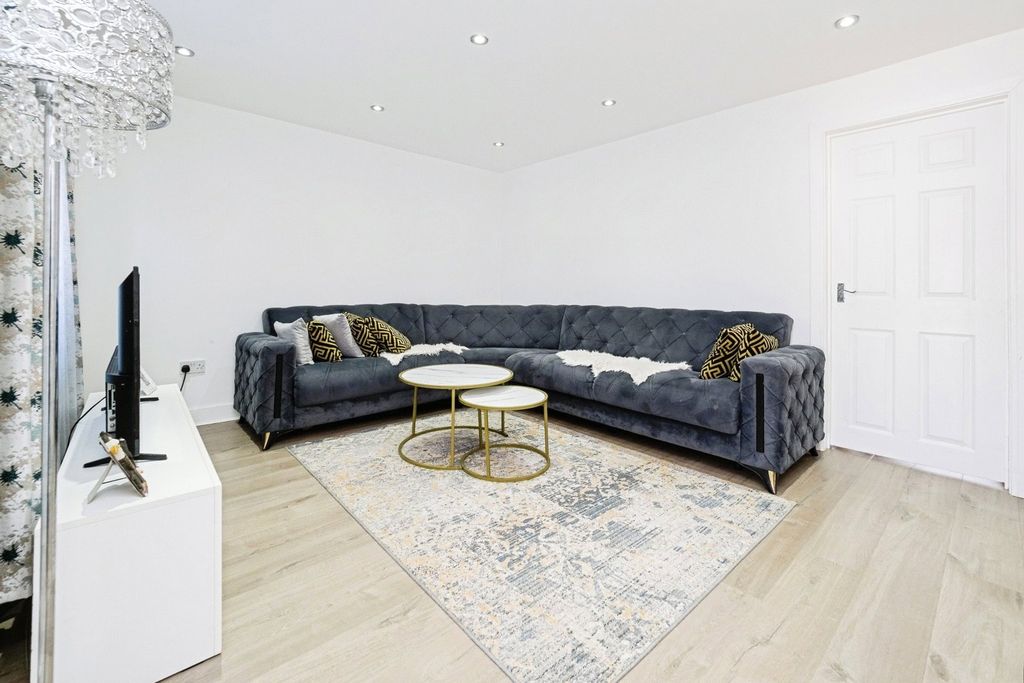 Property photo 3 of 17 Living Room