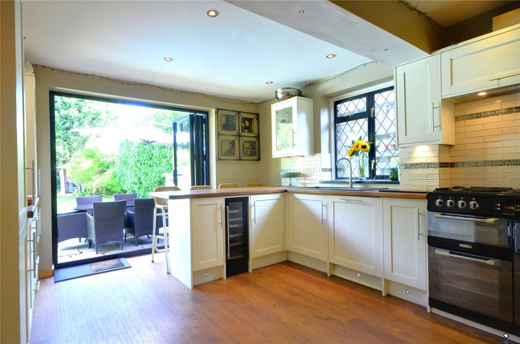 Property photo 3 of 20 Kitchen/Breakfast