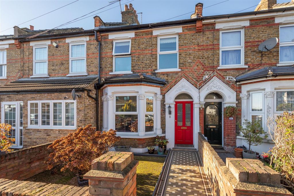 Property photo 1 of 30 Walpole Road, E18