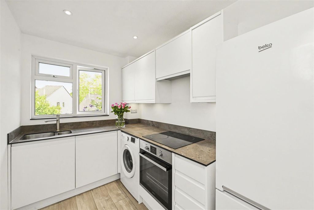 Property photo 2 of 14 Millford-Close-07.Jpg