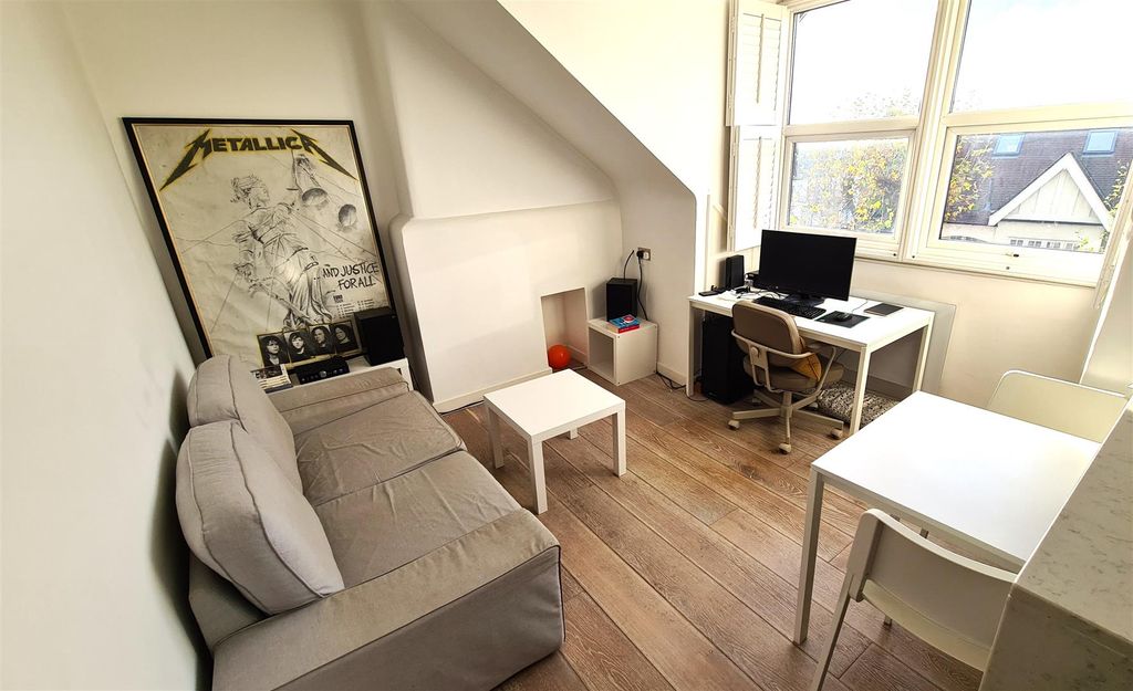 Property photo 2 of 20 Lounge Area