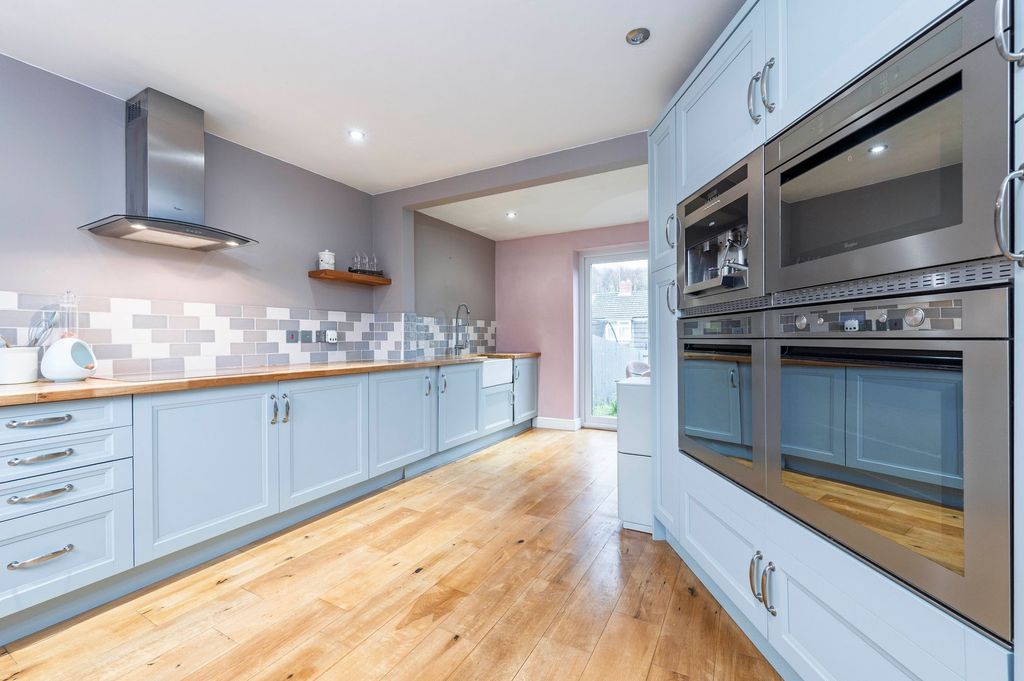 Property photo 3 of 17 Kitchen