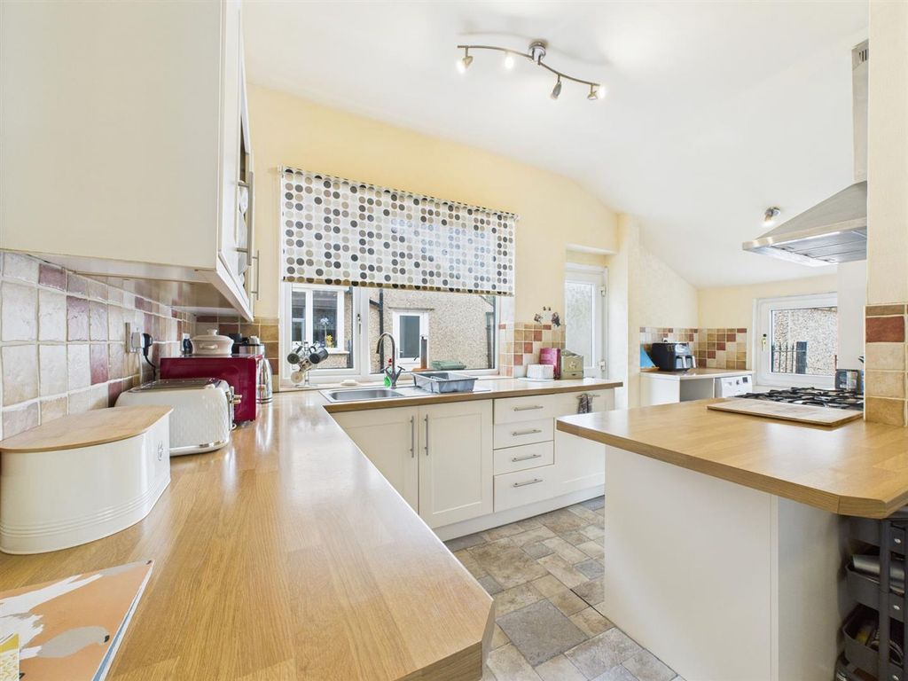Property photo 3 of 20 Kitchen