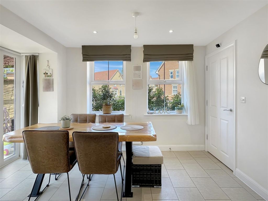 Property photo 3 of 15 Dining Room (2)