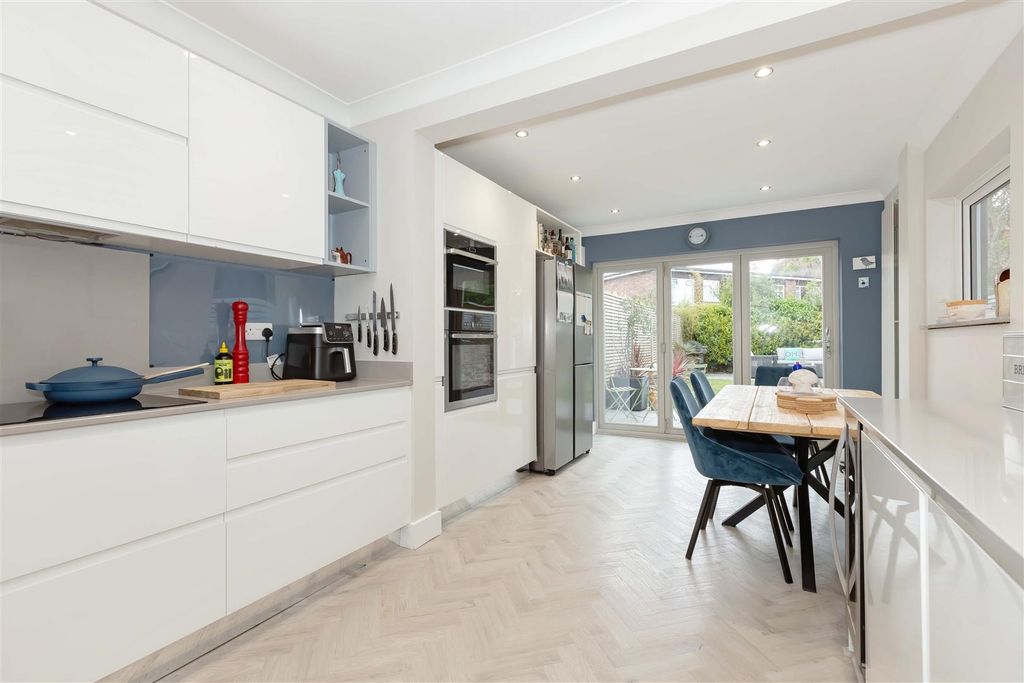Property photo 2 of 18 Eastcourt Rd_10.Jpg