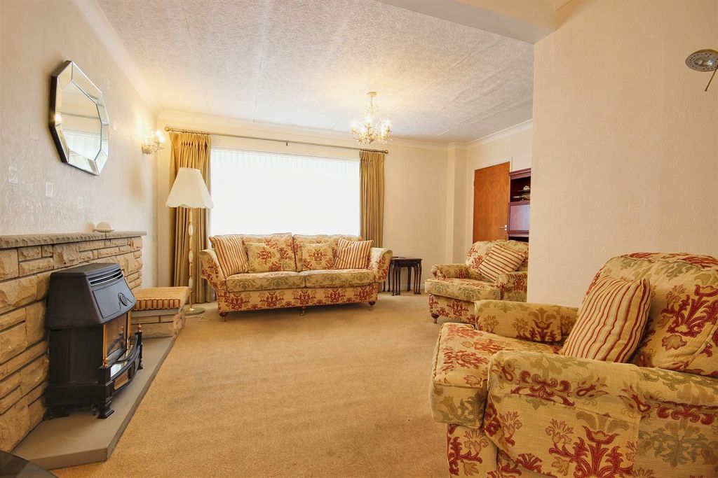 Property photo 3 of 17 Lounge