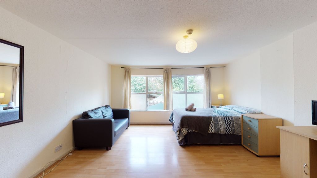 Property photo 3 of 10 Bedroom