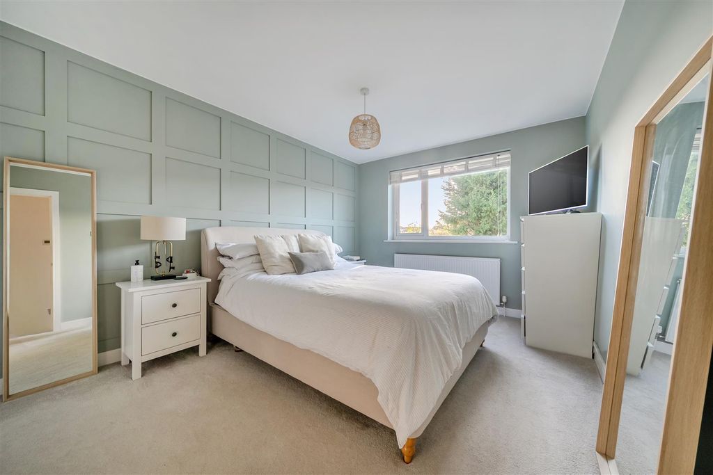 Property photo 3 of 20 1386936-12-692Ed49658926.Jpg