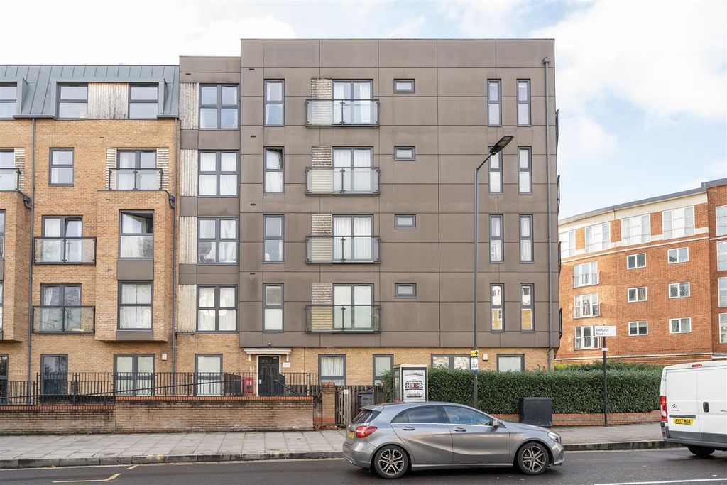 Property photo 3 of 18 Amhurst Road, E8