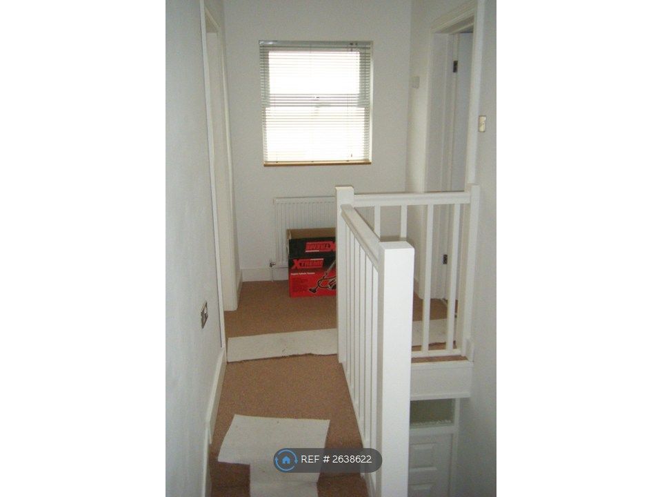 Property photo 2 of 8 Hall