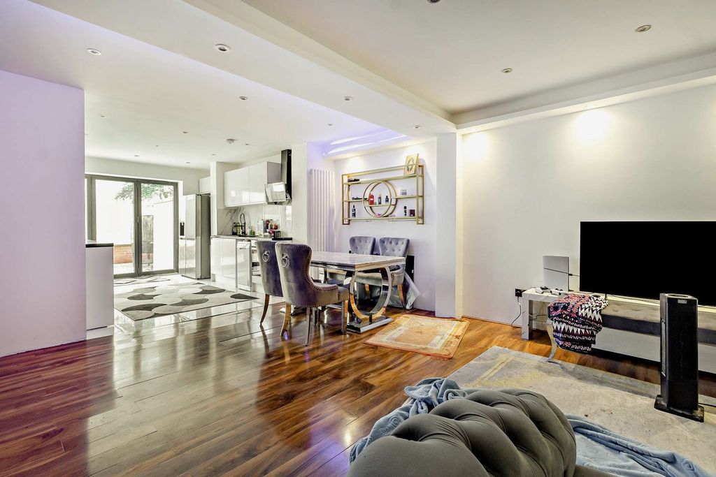 Property photo 3 of 18