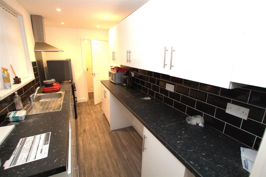 Property photo 1 of 8 Kitchen .Jpg