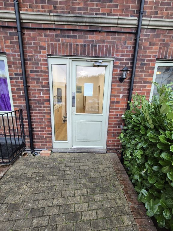 Property photo 3 of 11 Entrance
