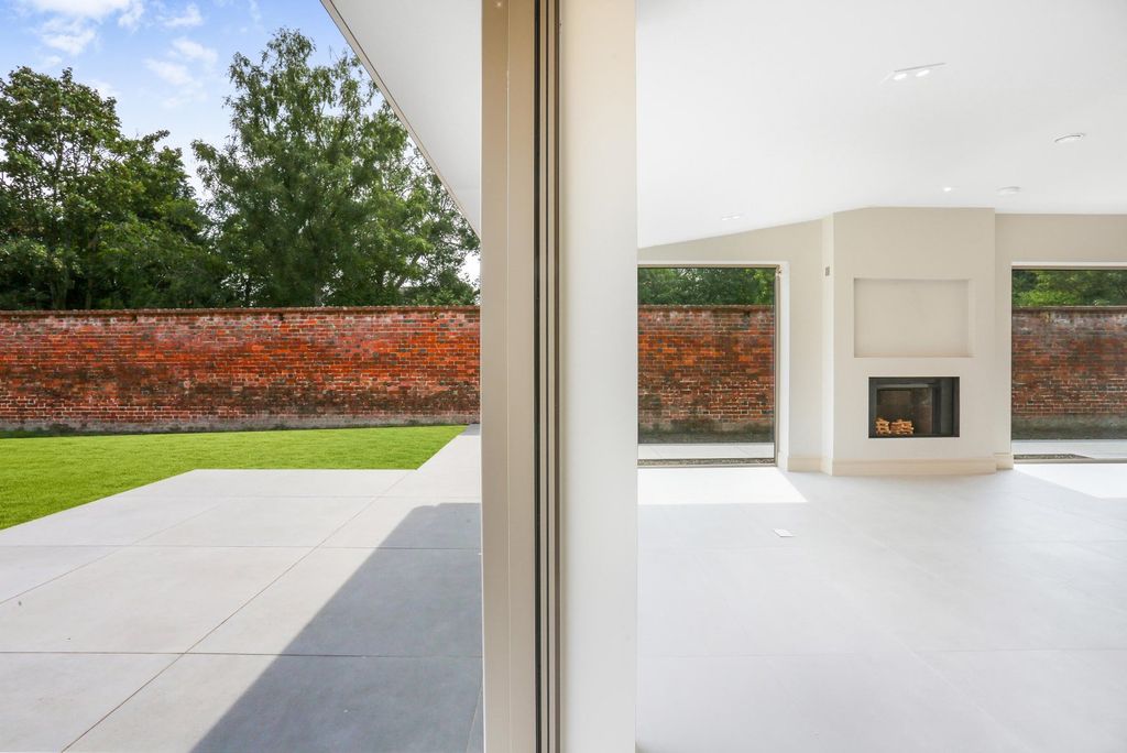 Property photo 3 of 11 Indoor/Outdoor Livin