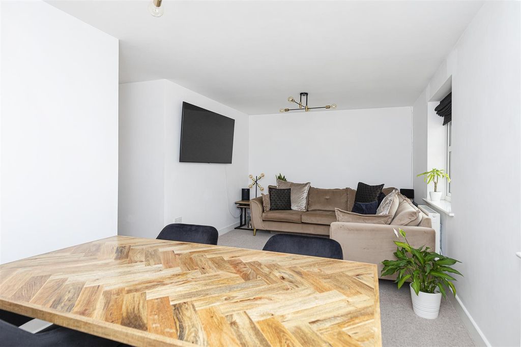 Property photo 3 of 24 Living Diner