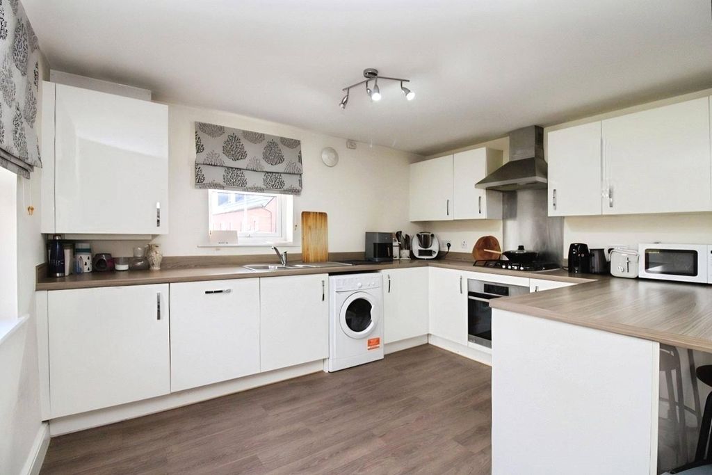 Property photo 3 of 12 Kitchen