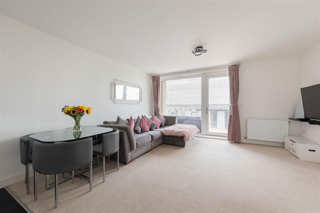 Property photo 2 of 14 Jubilee Avenue E4