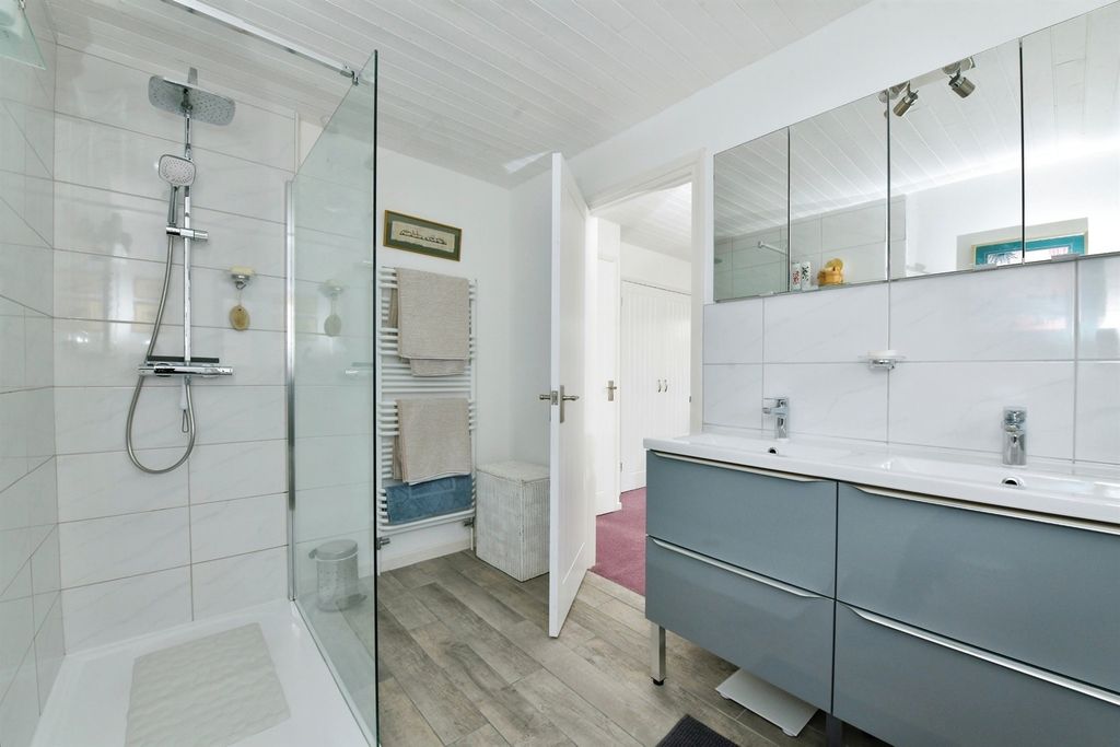 Property photo 3 of 28