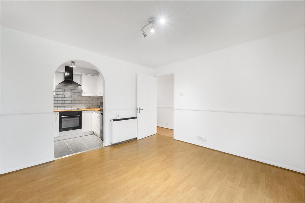 Property photo 1 of 9 Flat 11, Castle Court - Hgpygf6Vwf8Exptgsija.Jpg
