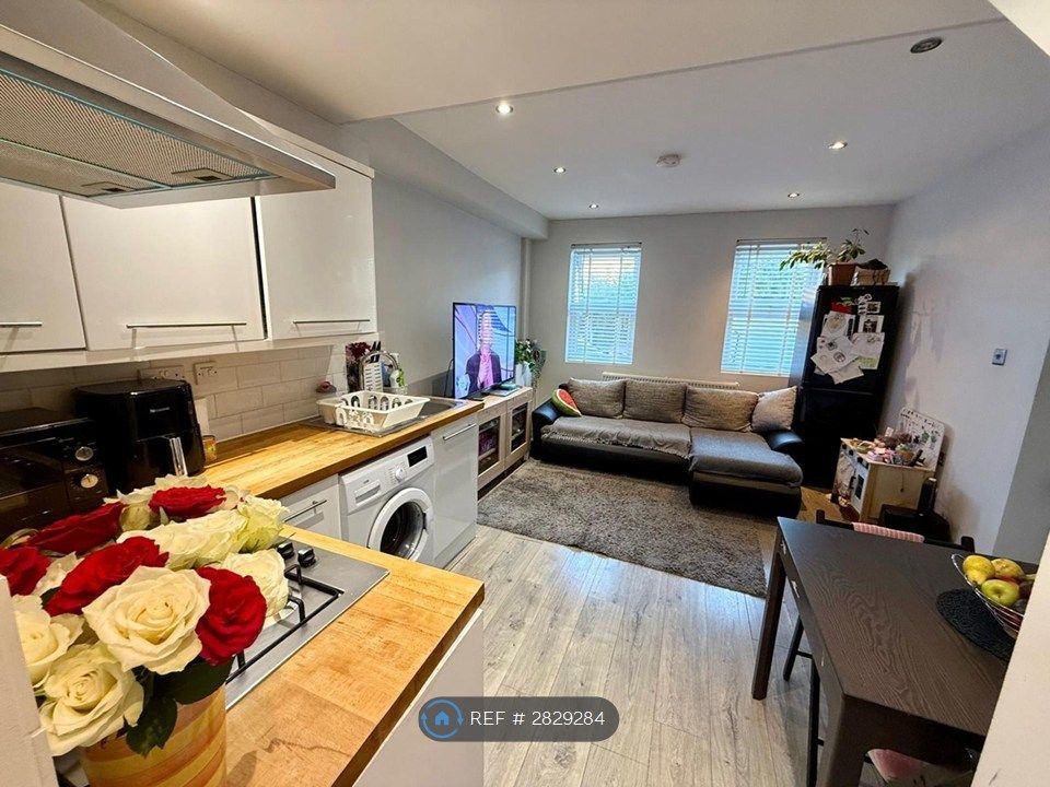 Property photo 1 of 8 Living Room / Kitchen