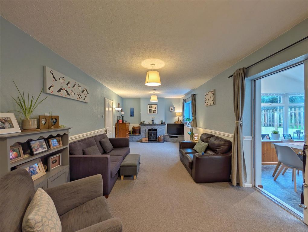 Property photo 3 of 24 Lounge