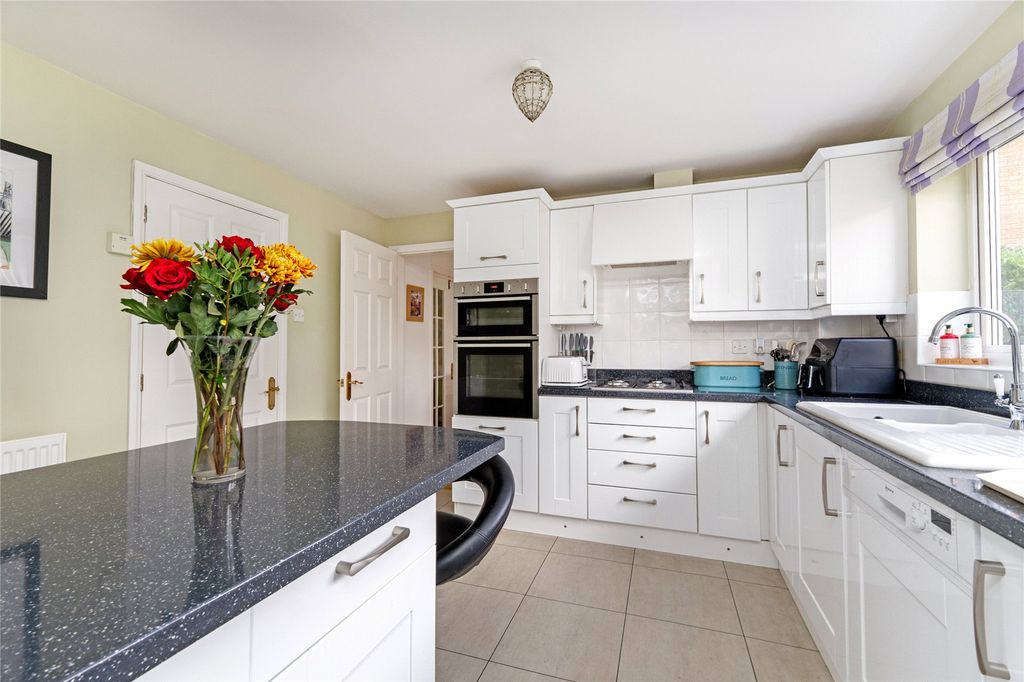 Property photo 3 of 19 Kitchen