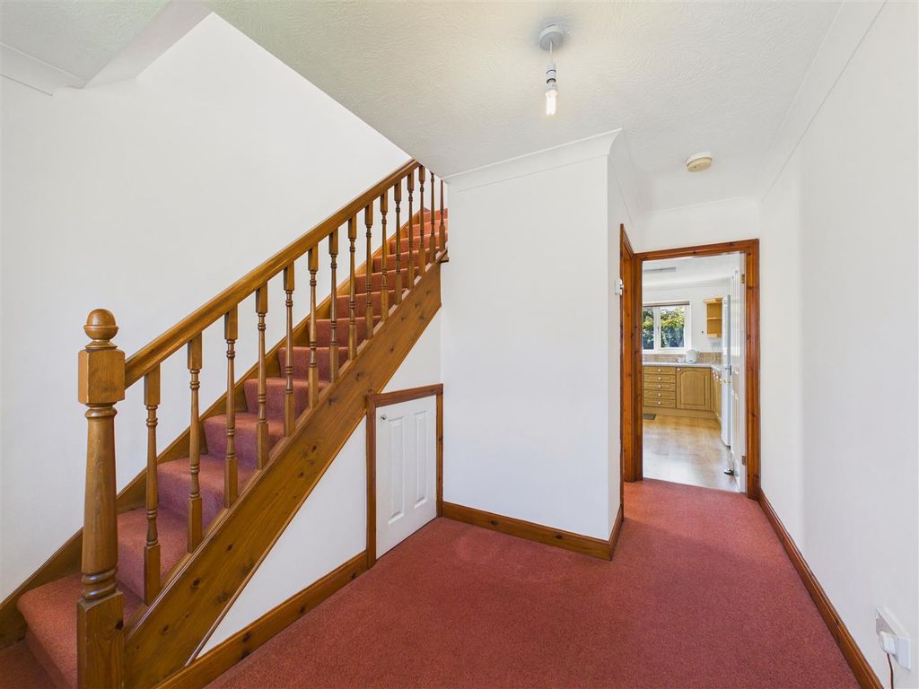 Property photo 2 of 11 Entrance Hall