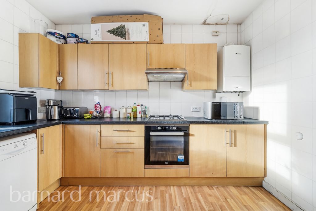 Property photo 3 of 8 Kitchen