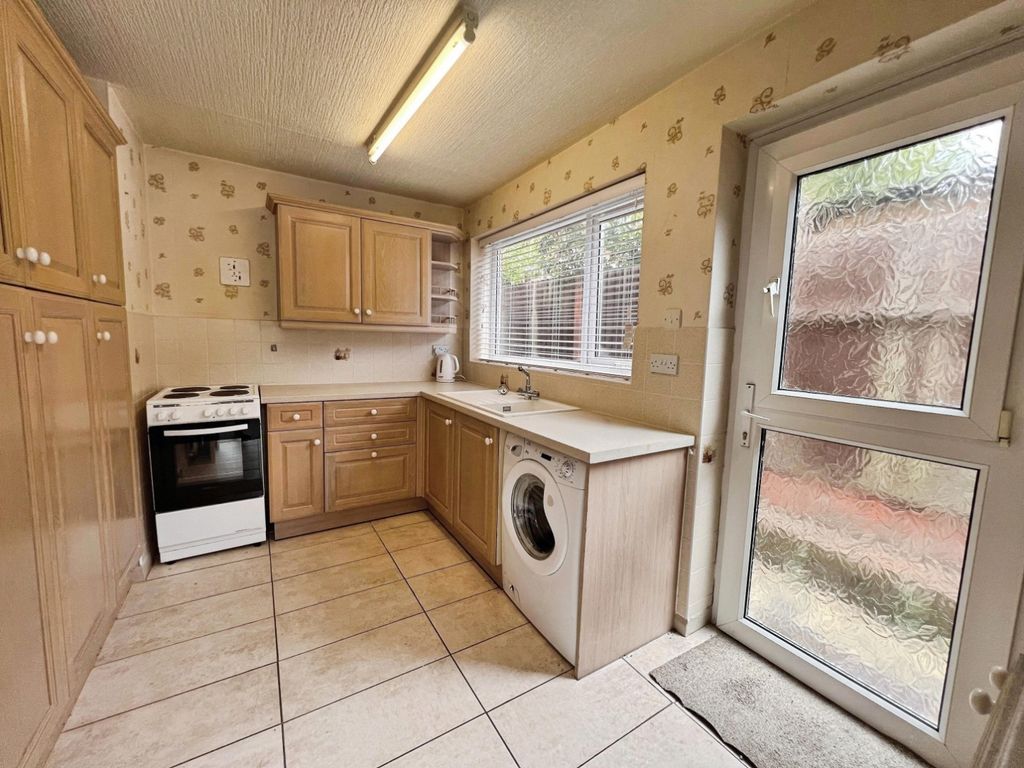 Property photo 3 of 10 Kitchen