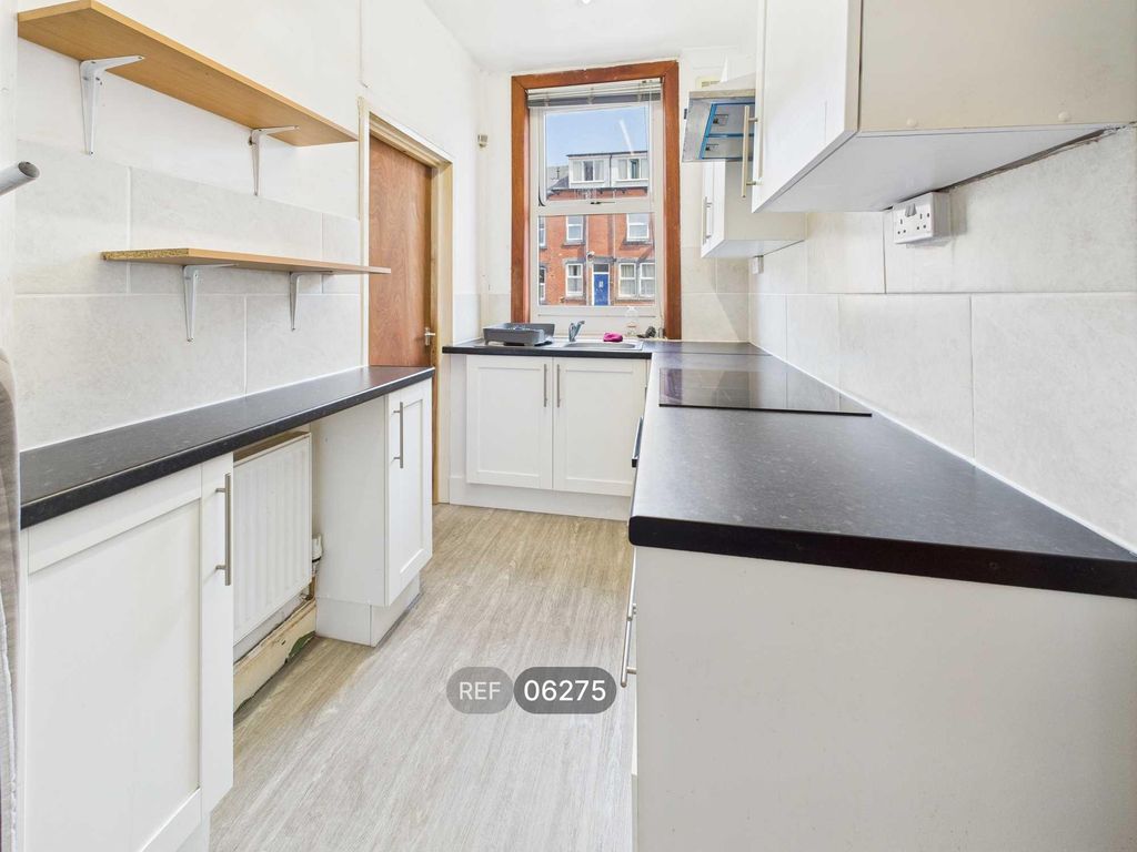 Property photo 3 of 7 Kitchen