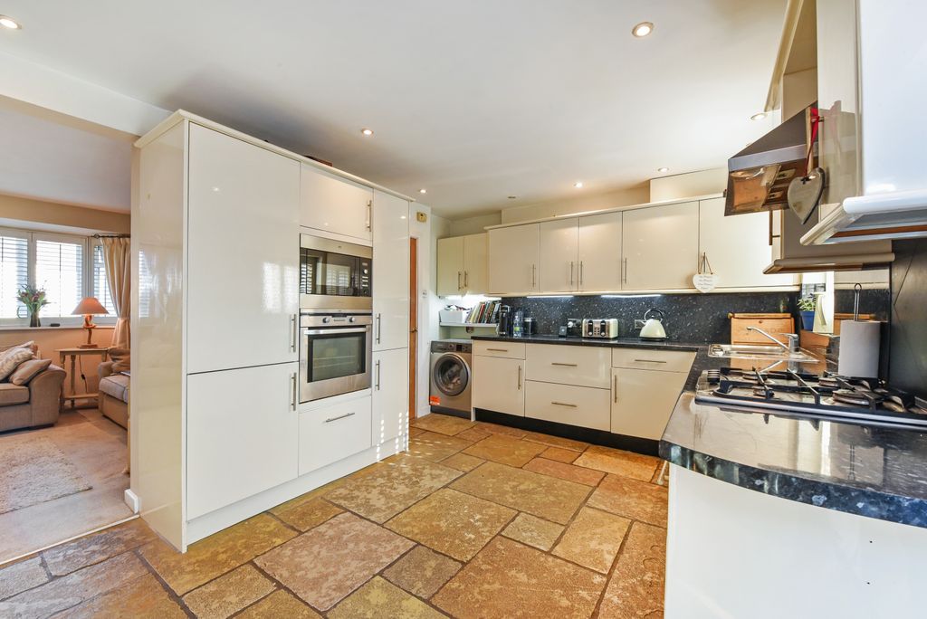 Property photo 2 of 30