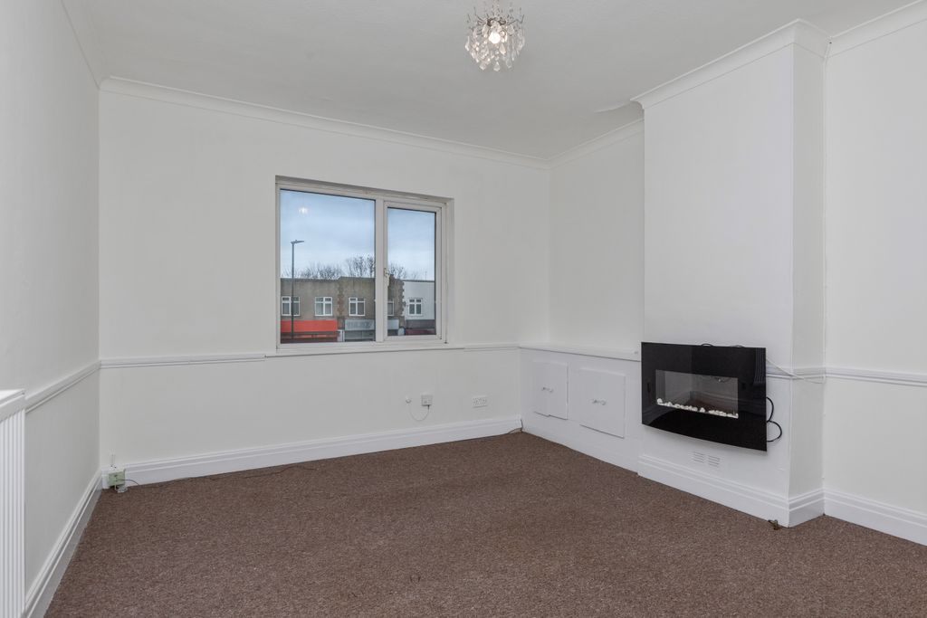 Property photo 3 of 11 234A Blackfen Road, Sidcup, Da15 8Pw