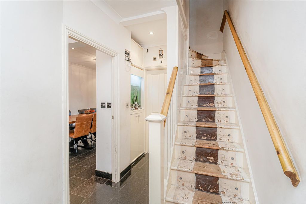 Property photo 3 of 27