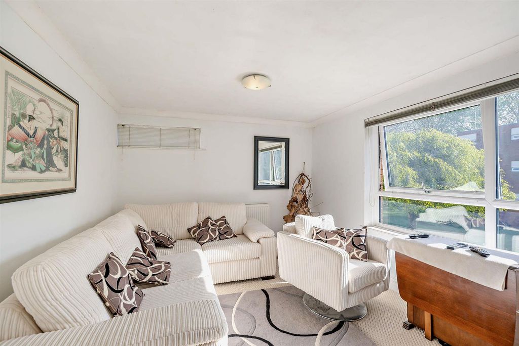 Property photo 2 of 7 8687783-Interior10-800.Jpg