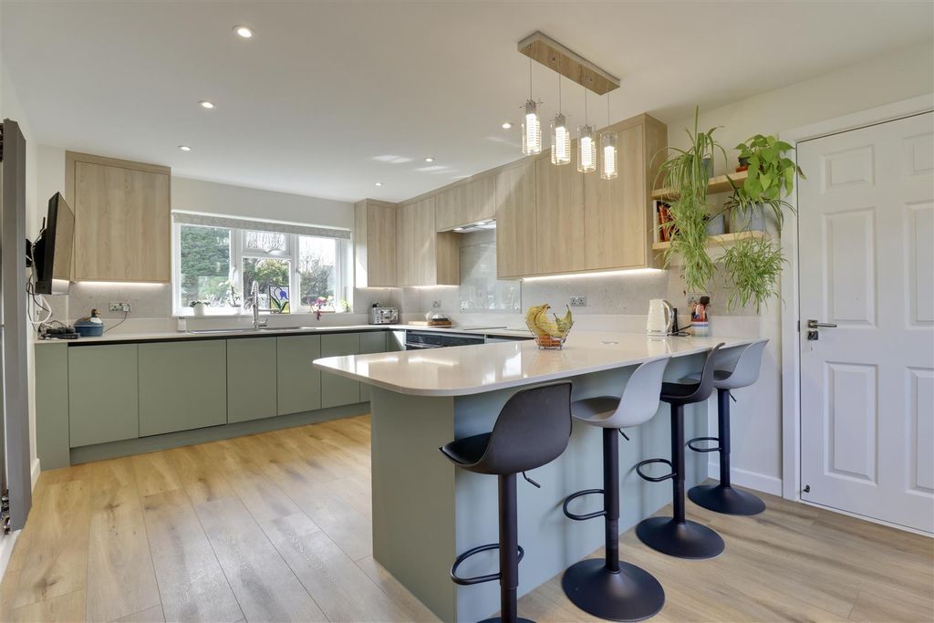 Property photo 2 of 36 Kitchen/Breakfast Room